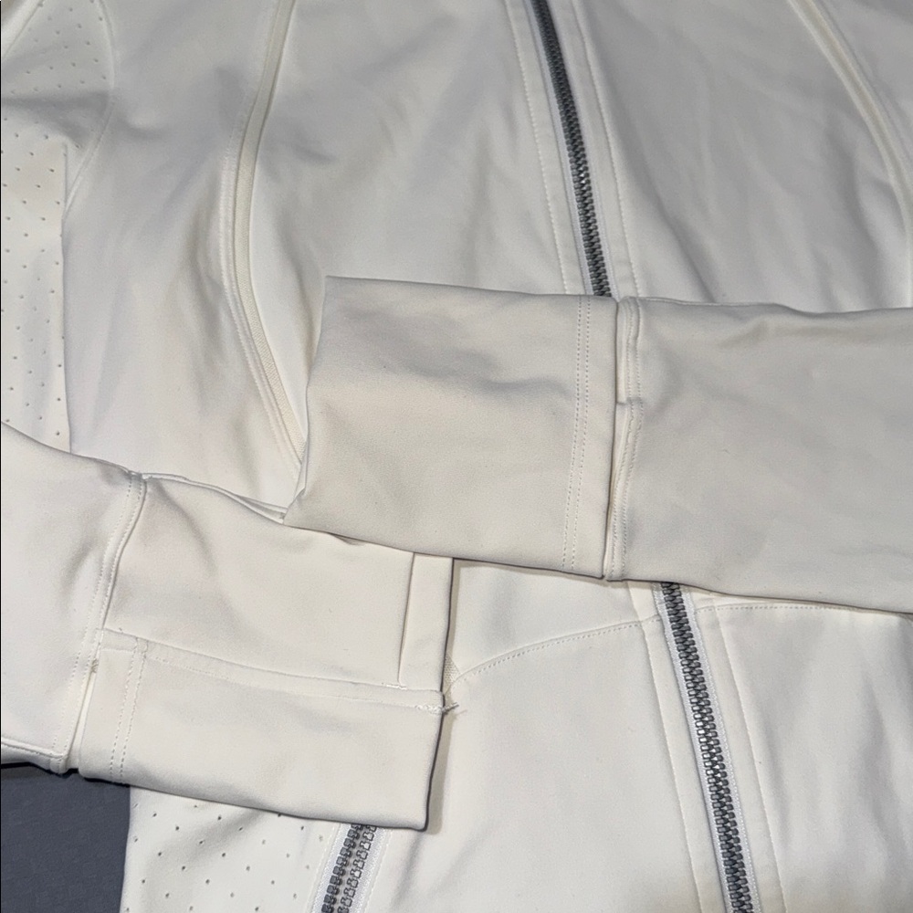 Lululemon Sleek Essentials Jacket
Cream/White size 8 - Picture 17 of 17